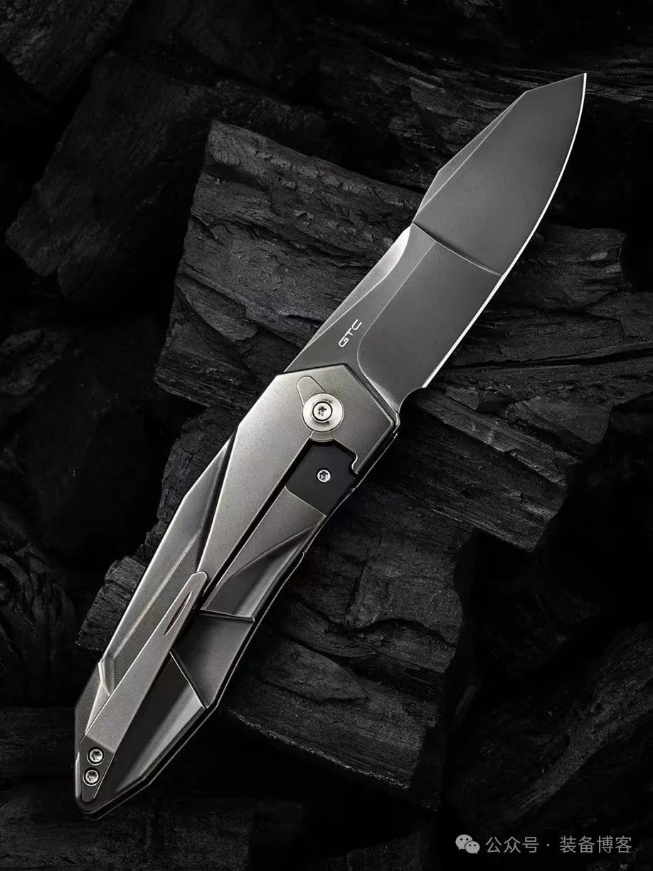 探索WE>C合作款的Solid立方体刀具:卓越工艺与独特设计的完美结合 探索WE>C合作款的Solid立方体刀具:卓越工艺与独特设计的完美结合