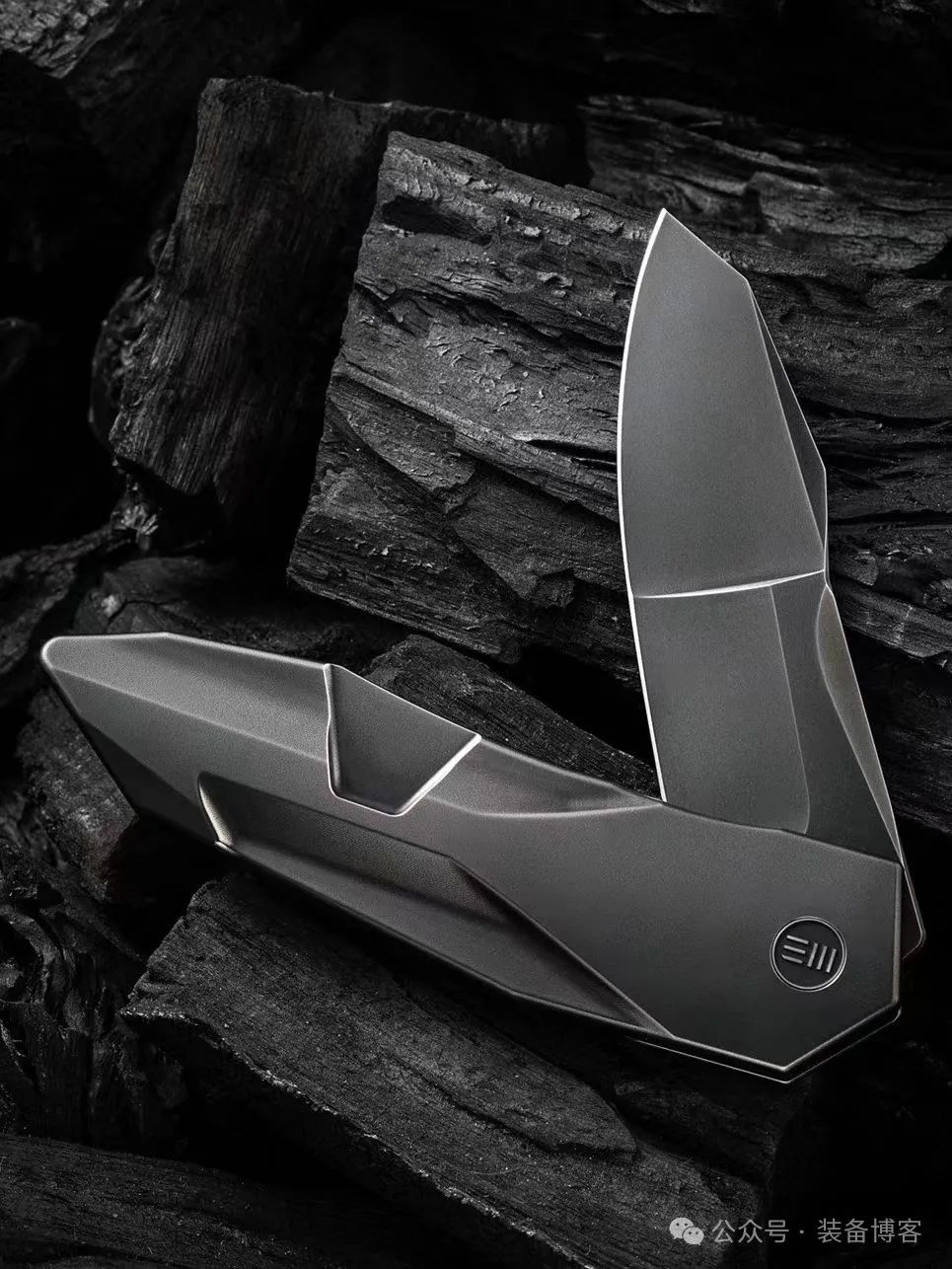 探索WE>C合作款的Solid立方体刀具:卓越工艺与独特设计的完美结合 探索WE>C合作款的Solid立方体刀具:卓越工艺与独特设计的完美结合