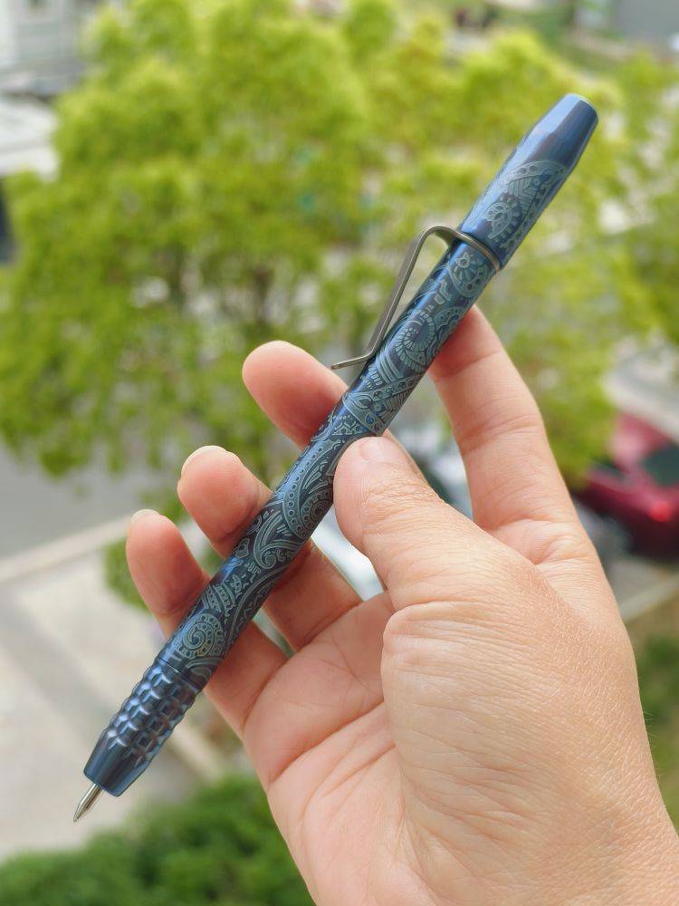 【售完】Ti2 Design 钛合金磁蚀刻阳极氧化蓝色 磁吸式 圆珠笔 原价1580 清仓价1100