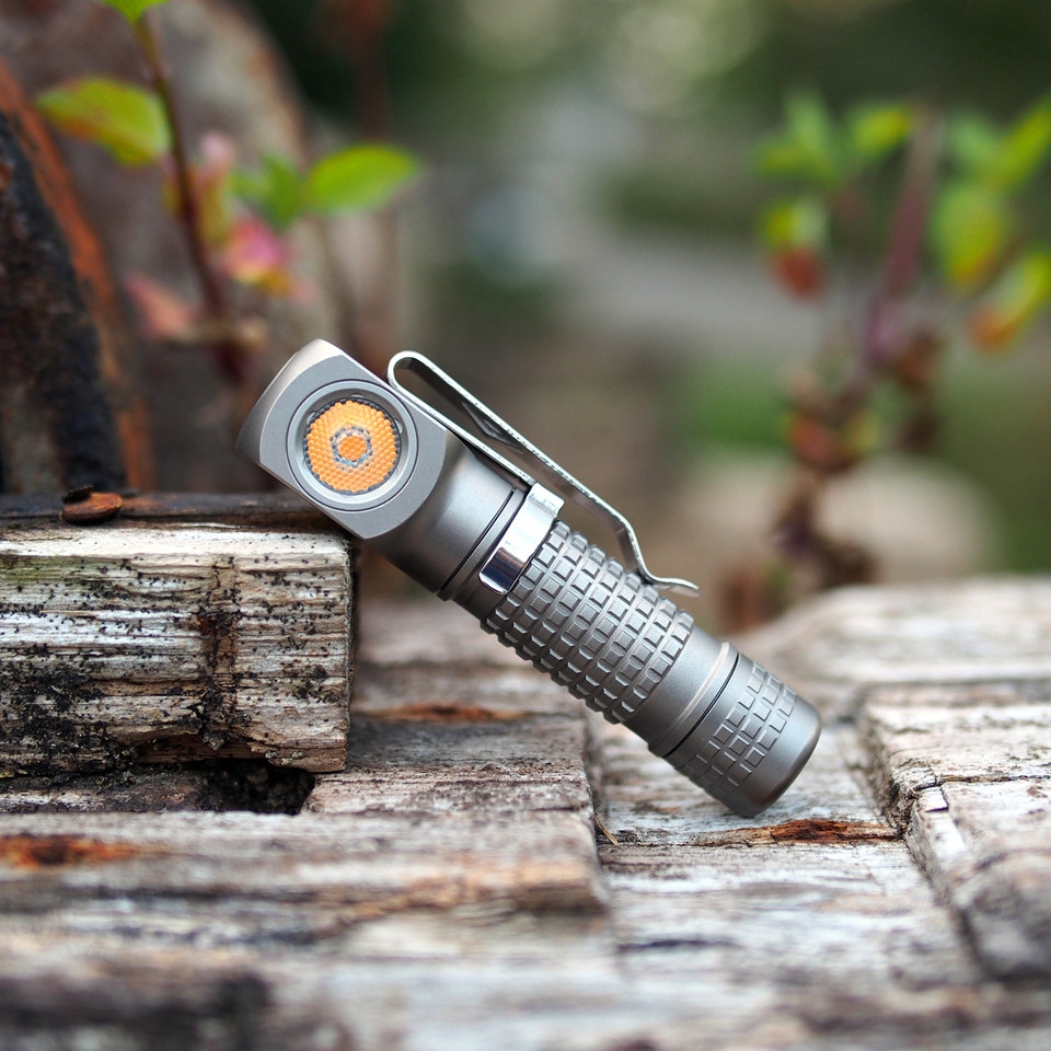 Mankerlight E02 III 漫客钛合金版本拐角强光小手电筒 368