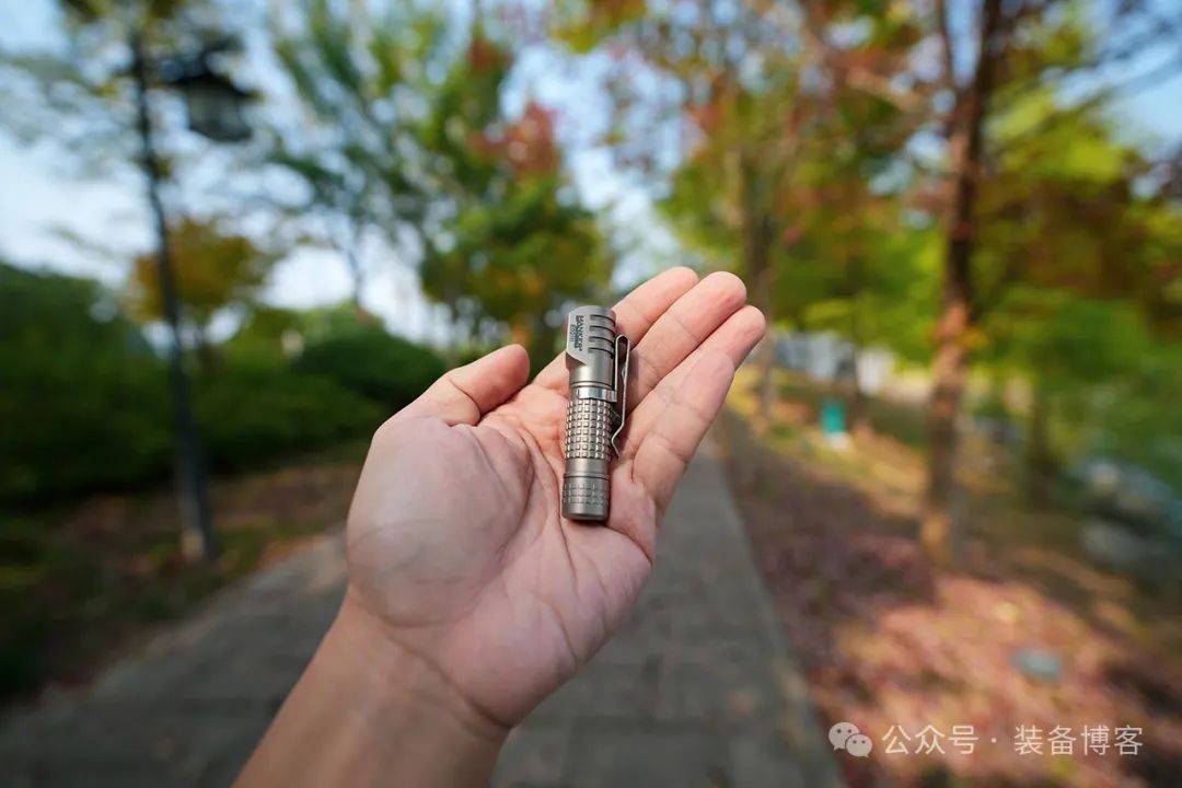 Mankerlight E02 III Ti - 钛金属日常携带手电筒 Mankerlight E02 III Ti - 钛金属日常携带手电筒