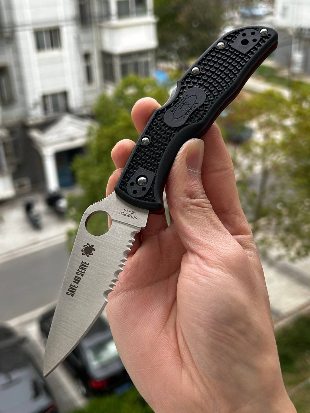 Spyderco  C243FPSBKRD    VG-10钢   FRN尼龙手柄  黑色  900